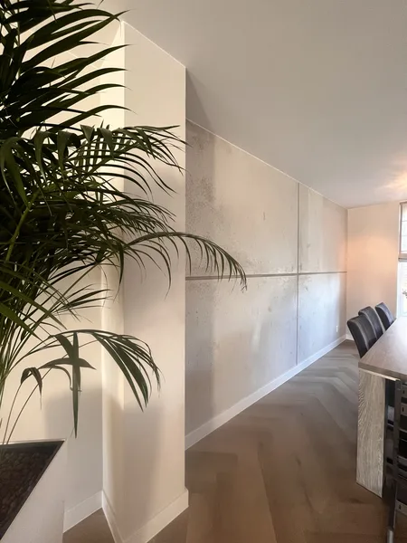 Microcement vloer met plant en trap van bovenaf