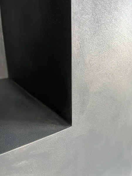 Naadloze microcement spoelbak met strakke randafwerking