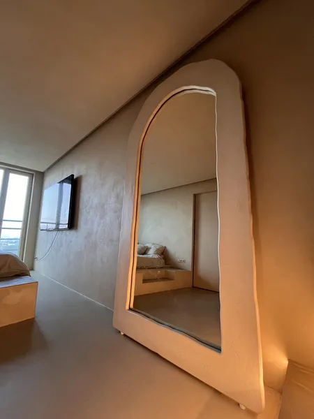 Microcement trappenhuis met afgeronde nissen van bovenaf gefotografeerd