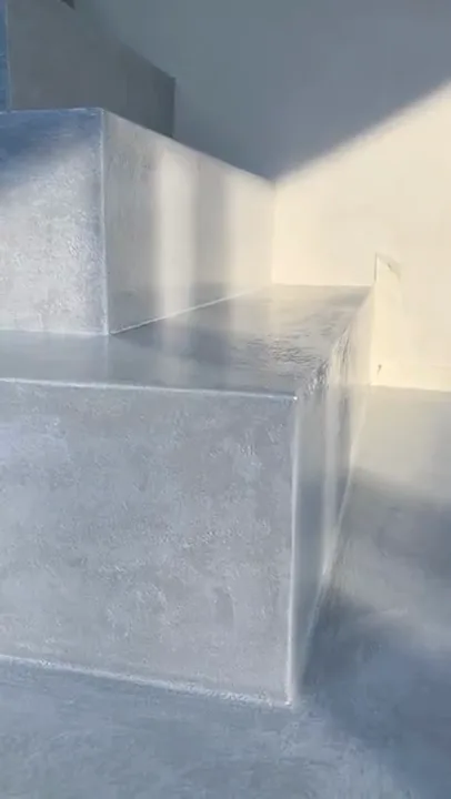 Microcement trap afwerking met naadloze hoeken in zonlicht