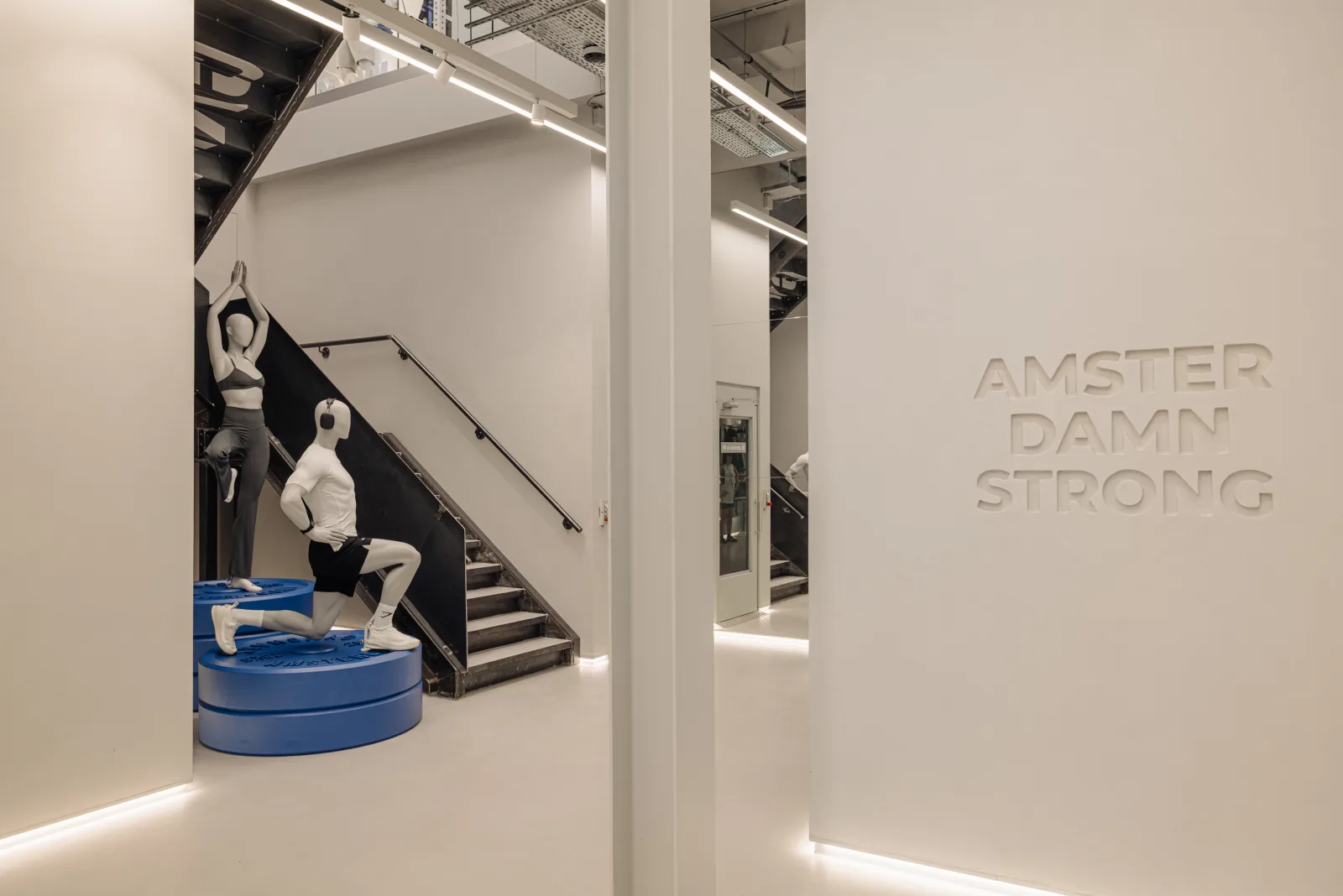 Microcement vloer in winkel Amsterdam - naadloze betonlook afwerking