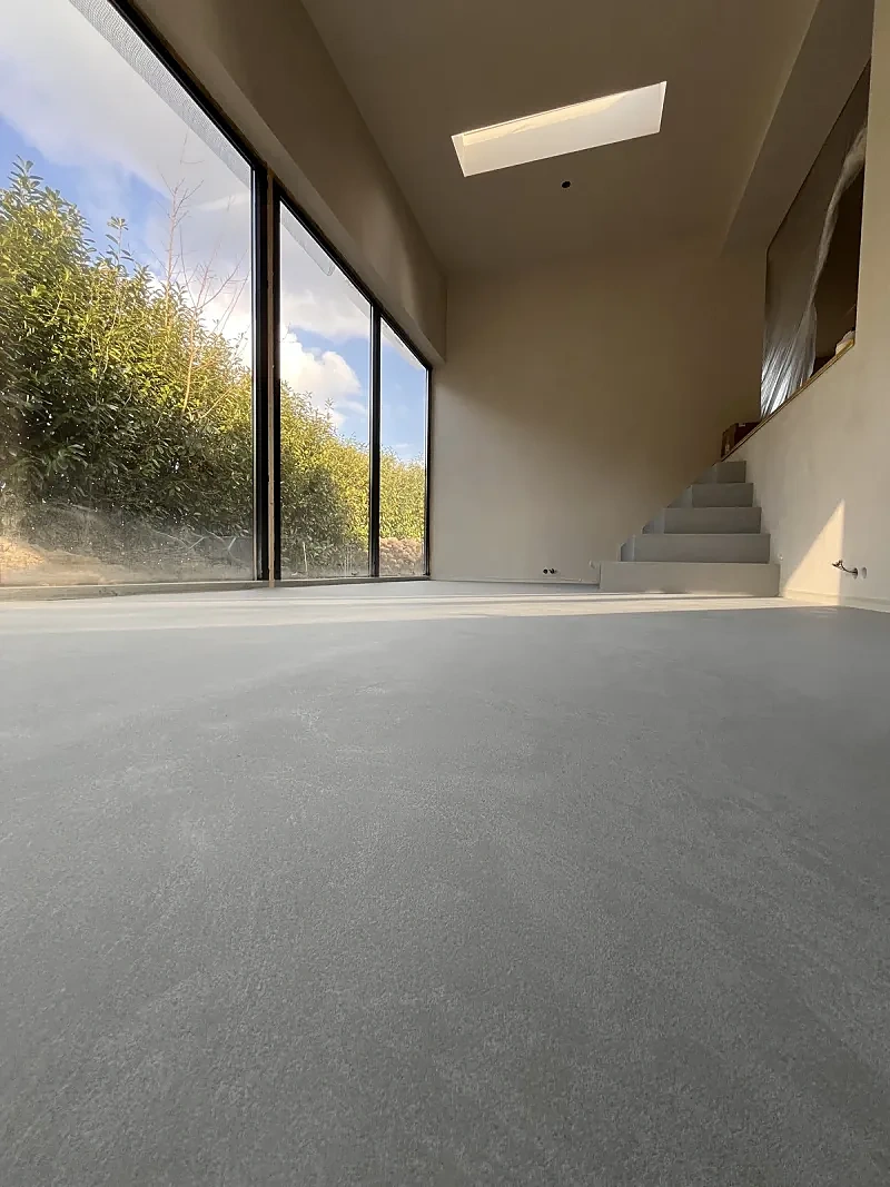 Krasbestendige microcement vloer in woonkamer - duurzame afwerking