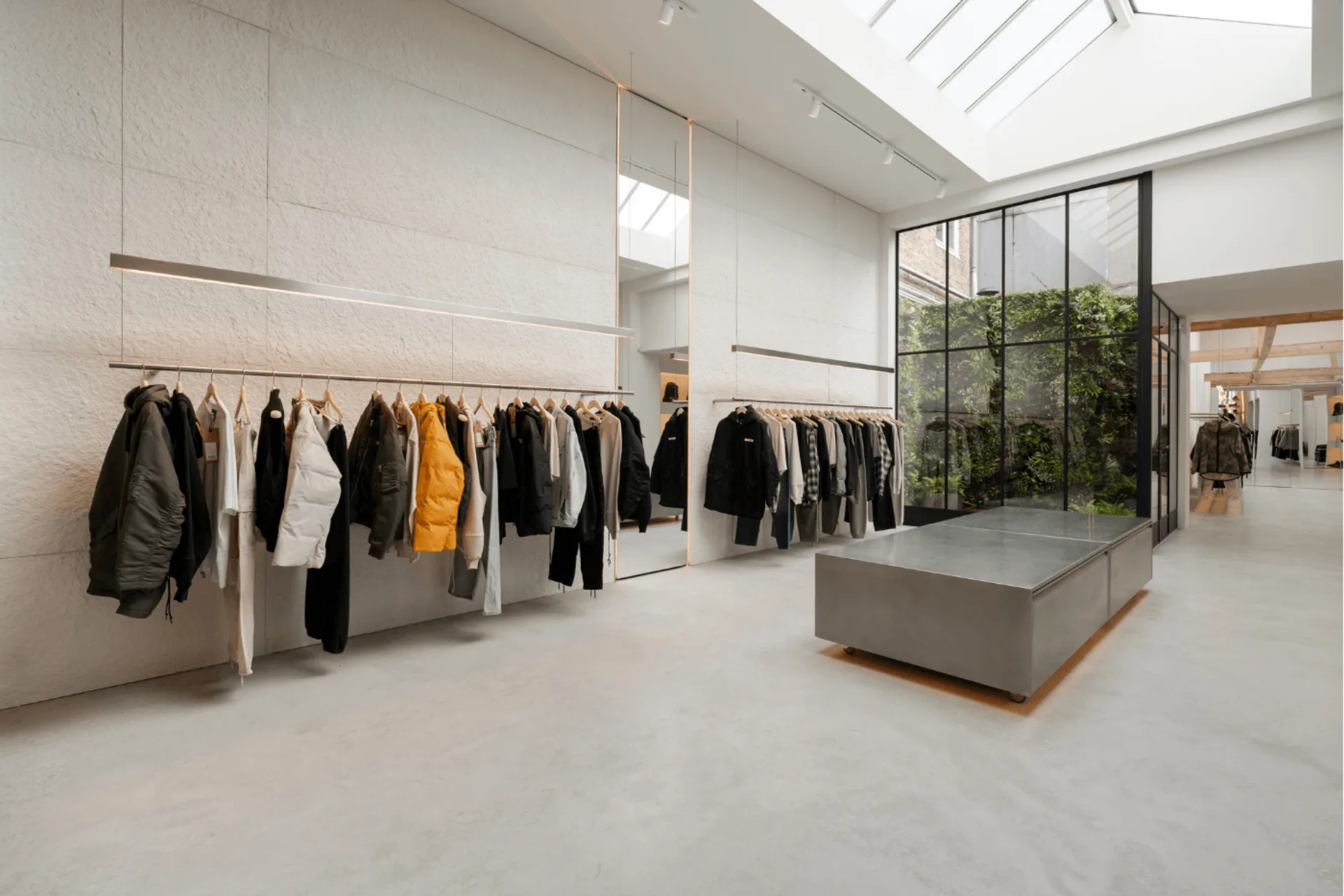 Hoofdhal met dakramen en microcement vloer in concept store Amsterdam
