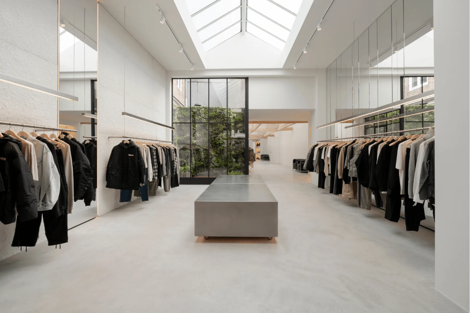 Concept Store Amsterdam · Microcement met de uitstraling van een gevlinderde betonvloer. 110 m2 naadloze vloer in een concept store in Amsterdam, in samenwerking met Floors In Style.