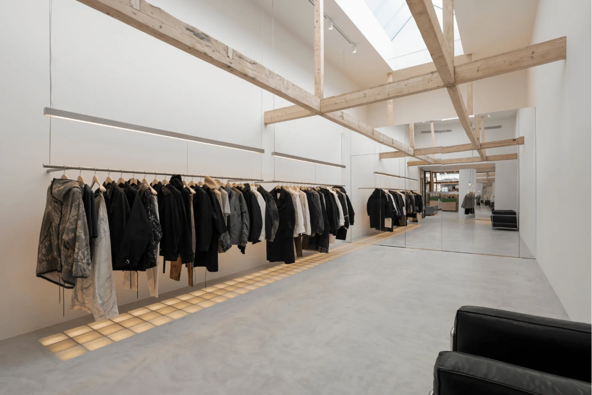 Lange hal met microcement vloer in concept store Amsterdam