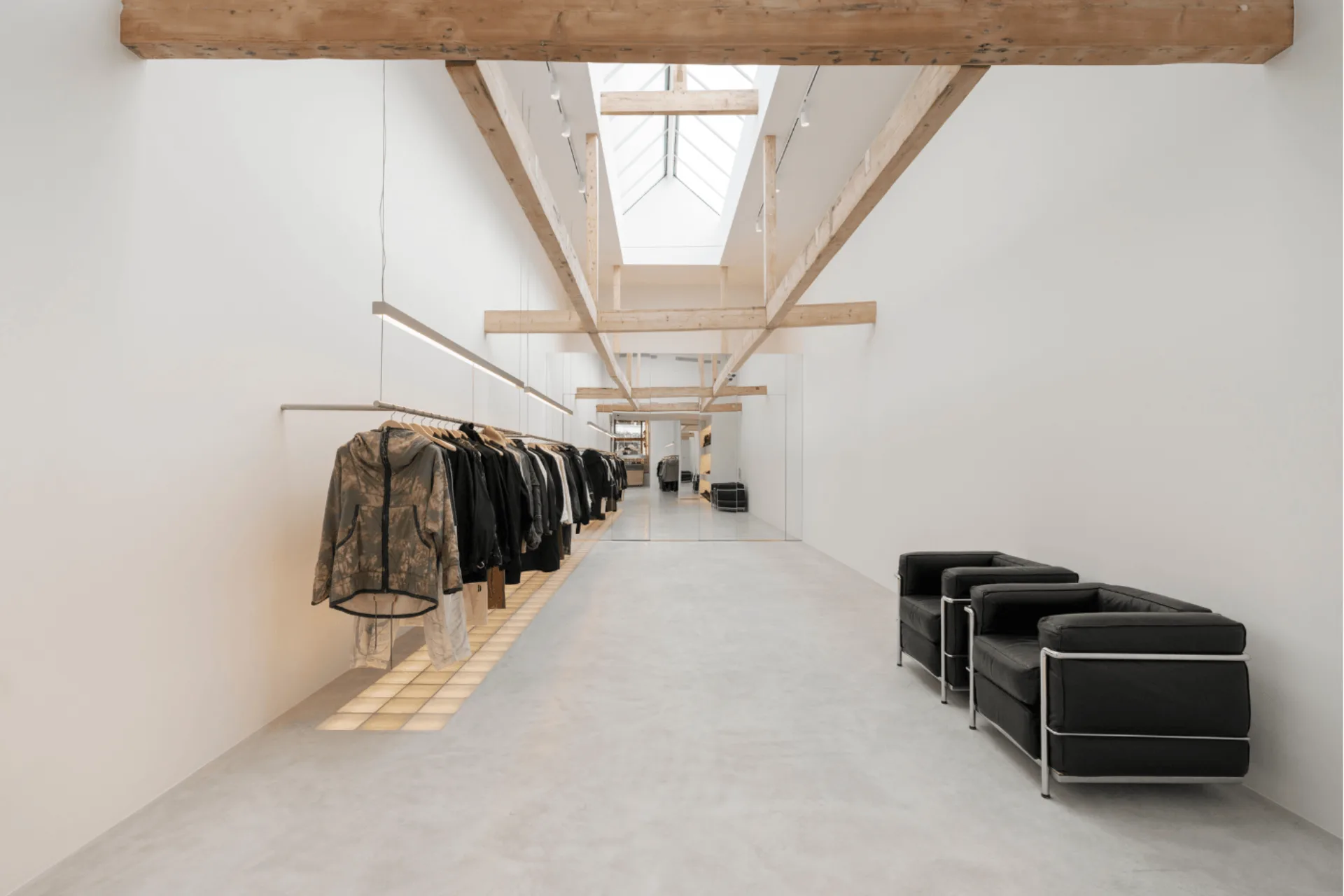Zithoek met houten balken en microcement vloer in concept store Amsterdam