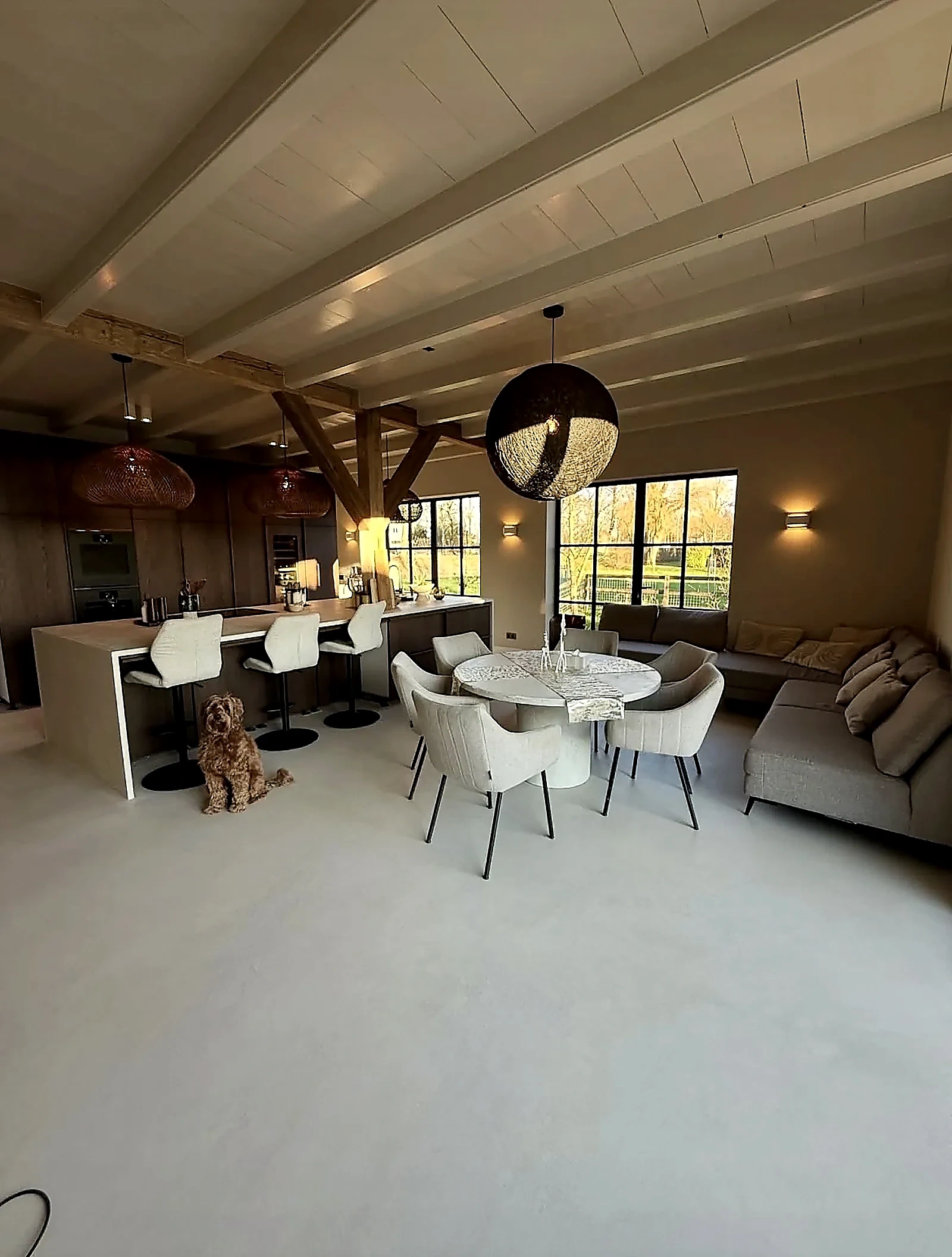 Woonboerderij Harmelen · Krasvaste gietvloer in een gerenoveerde woonboerderij. 140 m² naadloze betonlook van woonkamer tot kookeiland en spoelbak, in Forcrete Quartz Coarse.